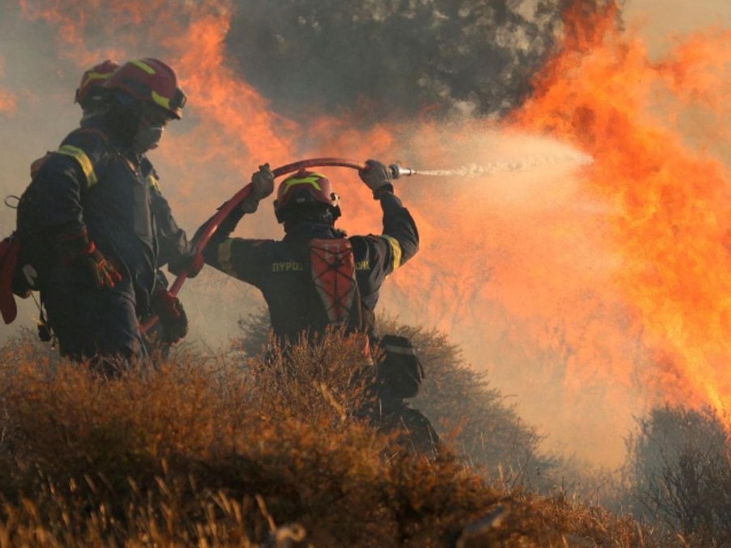 Bomberos luchando contra el fuego en Creta (Foto: Stefanos Rapanis / Reuters)