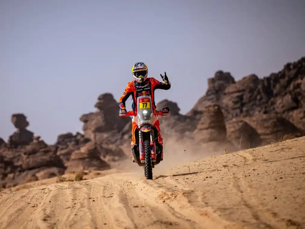 El argentino Luciano Benavides fue el ganador de la Etapa 5 en motos