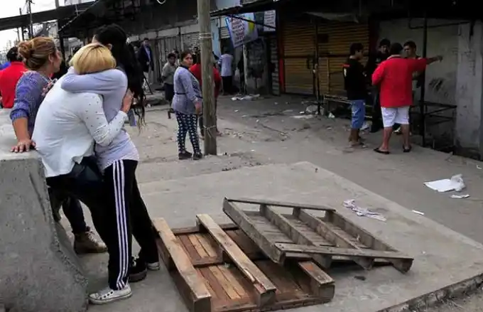 Barras bravas destruyeron y robaron puestos en La Salada