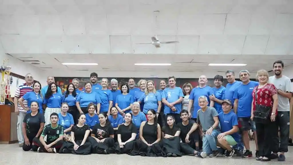 El grupo de bailarines que participarán en la segunda noche del festival de folclore más importante del país