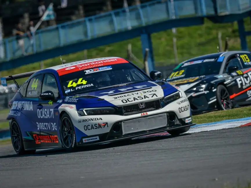 Leonel Pernía utilizó su experiencia para ganar la primera carrera.