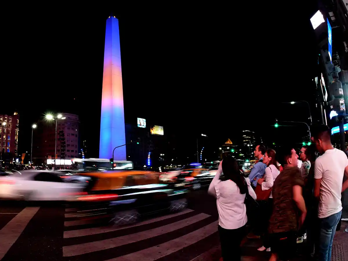 Iluminan el obelisco con los colores de Boca luego de una votación por Internet