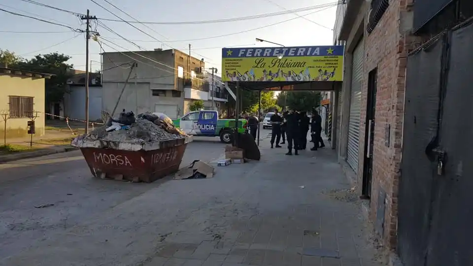 Conmoción en Tres de Febrero por la aparición en plena calle del cuerpo de una mujer asesinada