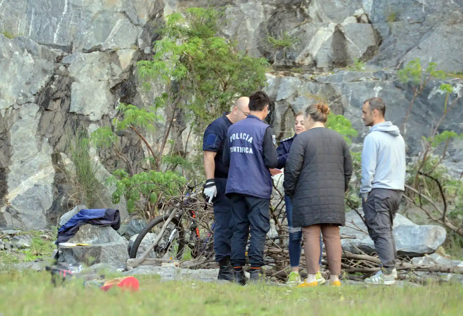Alrededor de las 18:15, personal del Cuartel de Bomberos se hizo presente en el sitio.