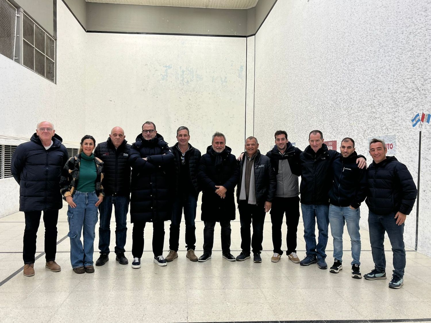 Autoridades nacionales e internacionales y dirigentes de las distintas instituciones venadenses posando en la foto final.
