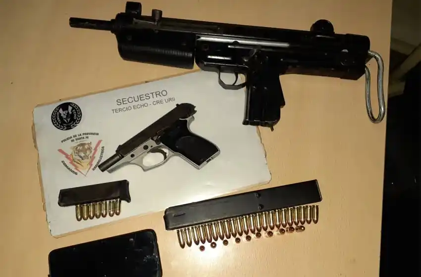 Un hombre fue detenido tras apuntarle a policías con una ametralladora