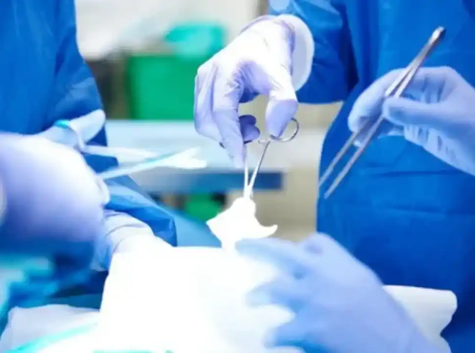 Le dejaron una gasa tras una cesárea y ahora deben indemnizarla.