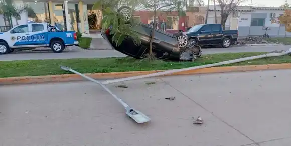 Alcoholizado, perdió el control del auto, volcó y quedó con las cuatro ruedas hacia arriba en un cantero en Chajarí
