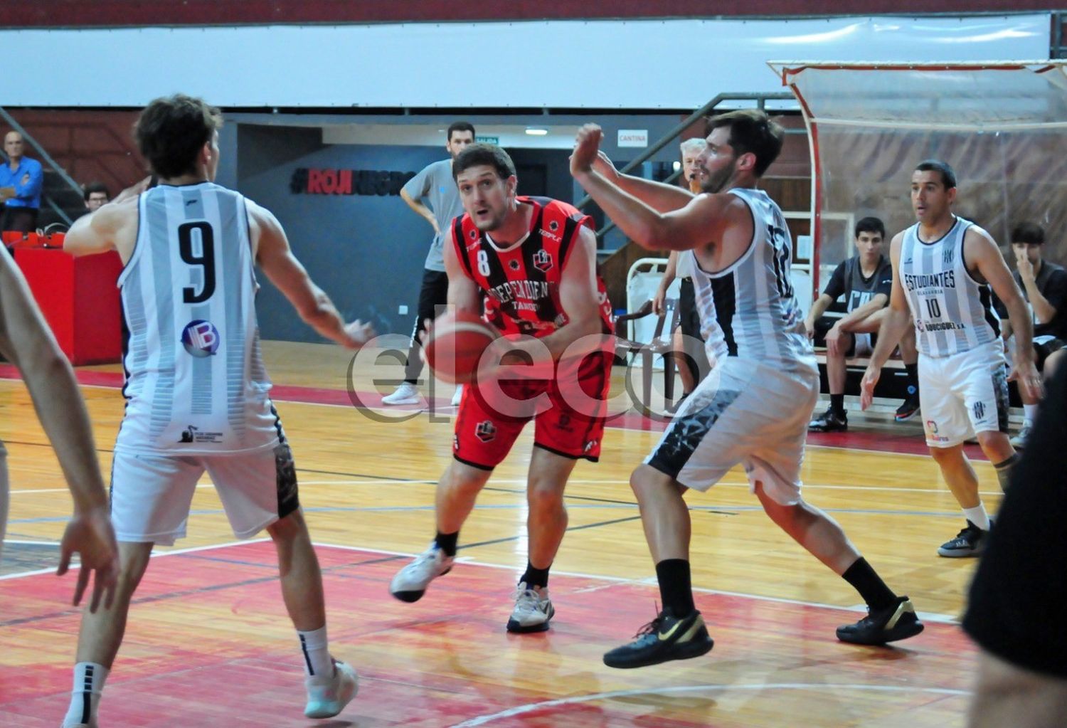 Alejandro Arca, entre Tomás Pérez y Sebastián Masson, en el juego del lunes.