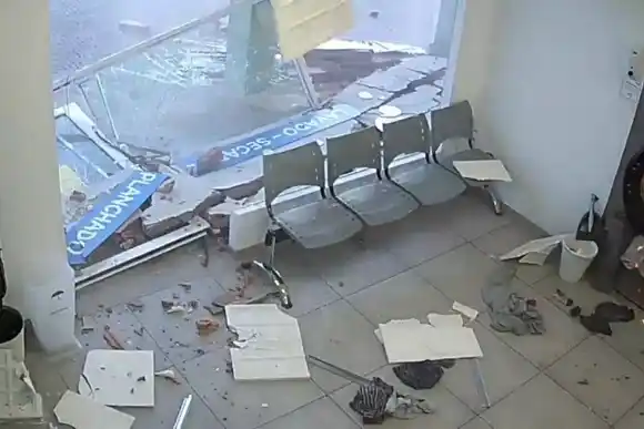 VIDEO | Un cliente se salvó por segundos de una impresionante explosión en una lavandería