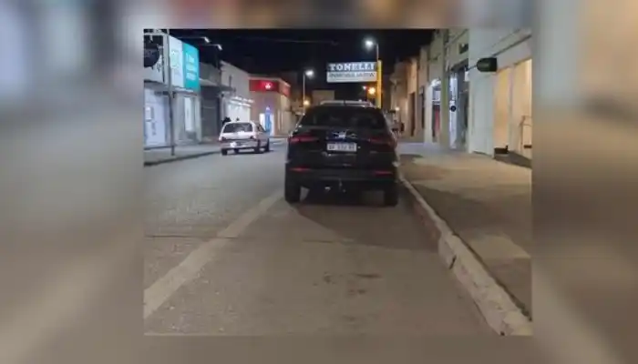 Los autos estacionan en cualquier lado