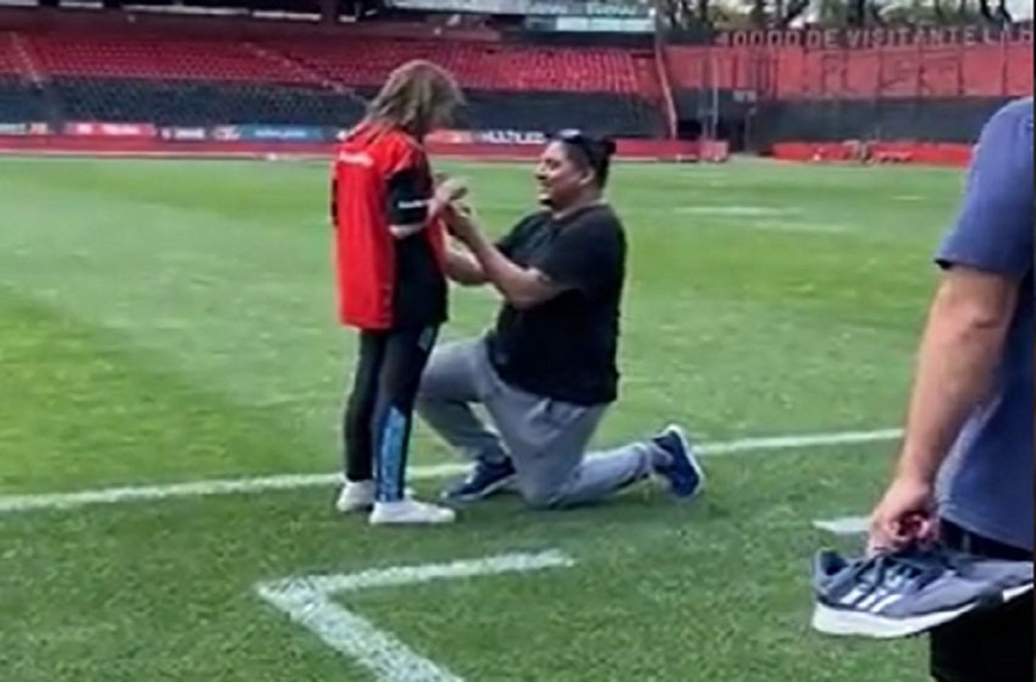 Amor colosal: un hincha de Newells le propuso matrimonio a su novia en el Marcelo Bielsa