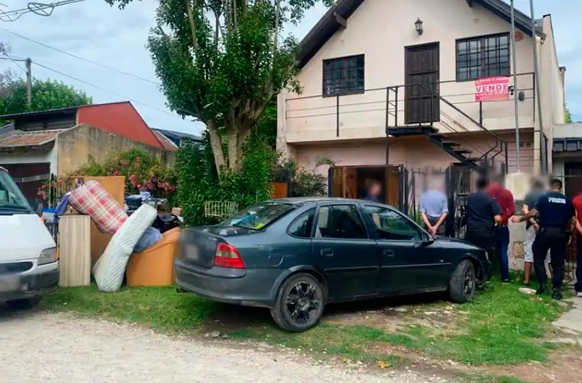 Le alquilaron una vivienda "de palabra", pero se arrepintieron y  sacaron sus cosas a la calle