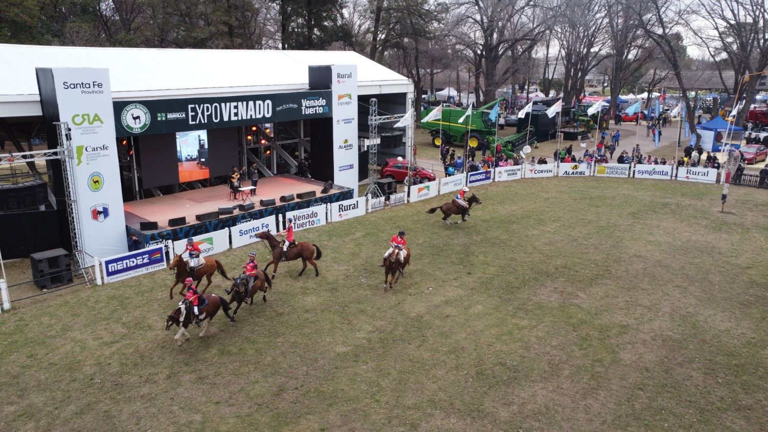 Una de las atracciones del sábado fue la exhibición de caballos criollos en la pista central.