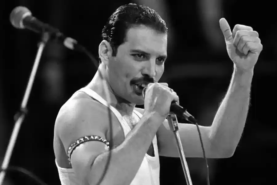 Subastarán pertenencias de Freddie Mercury: entre ellas, letras escritas a mano