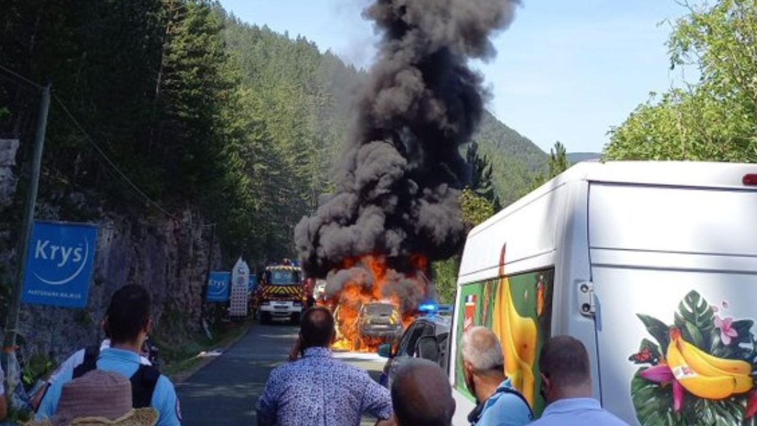 Pánico en el Tour de Francia: un coche de policía se incendió cerca de la meta