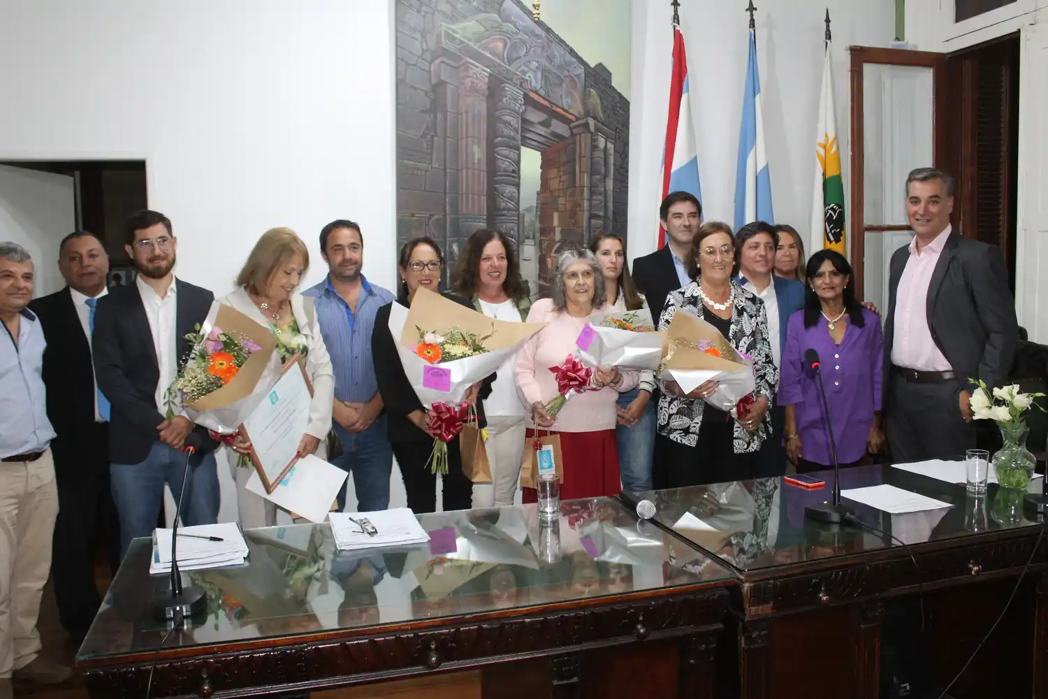 Concejales actuales junto a las ex ediles reconocidas.