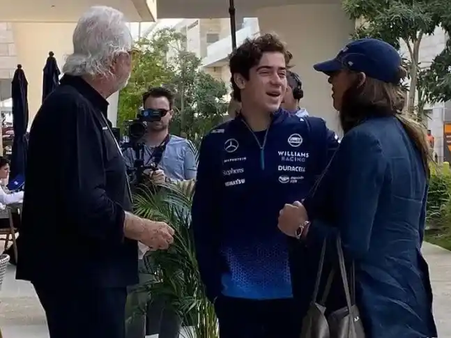 Franco Colapinto junto a su manger María y Flavio Briatore.