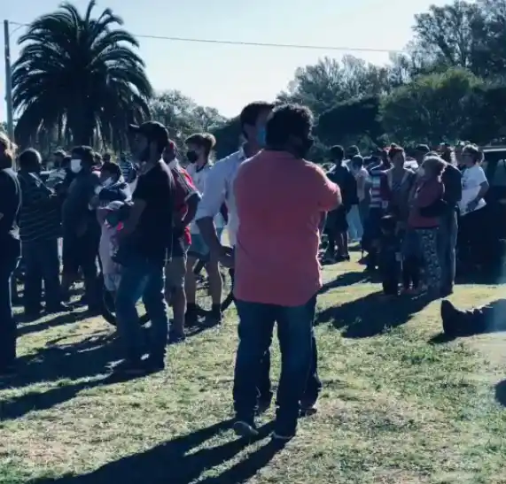 Una prueba de jugadores terminó con una multitud amontonada e intervino la policía
