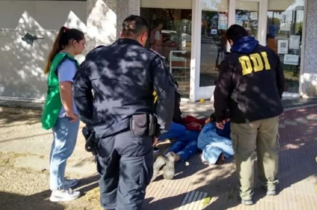 Le robaron el celular, intentó recuperarlo y lo atacaron a machetazos