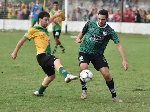 Unión rescató un empate con dos hombres menos en un clásico emotivo