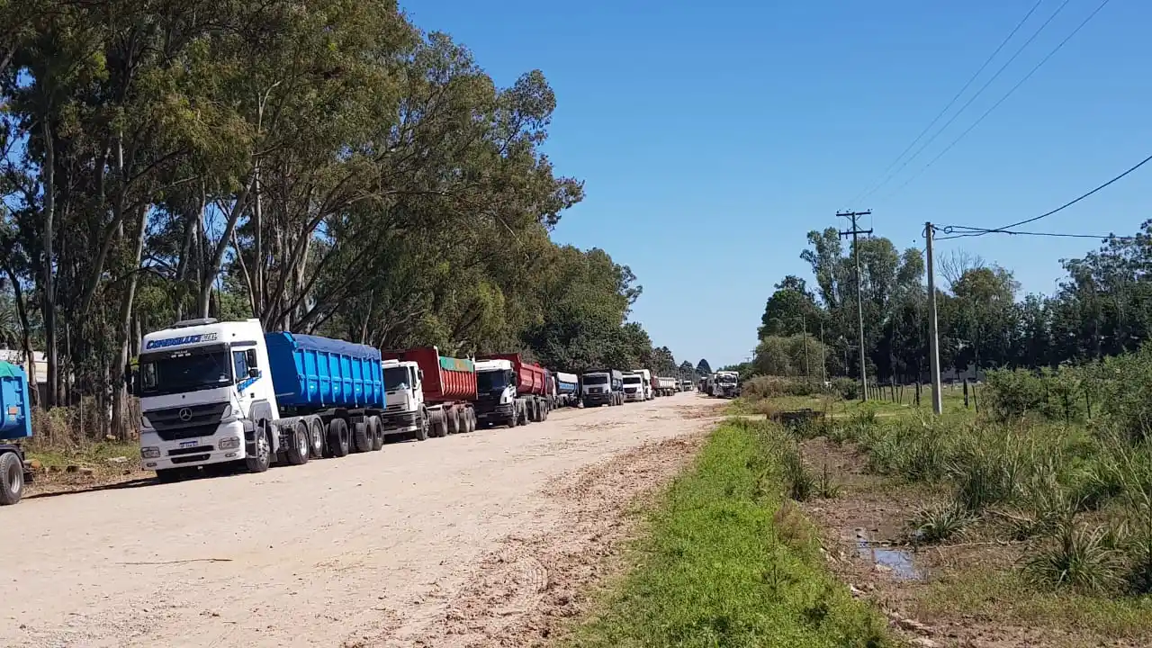 Los camiones areneros en calle Frers, imposibilitados de cargar.