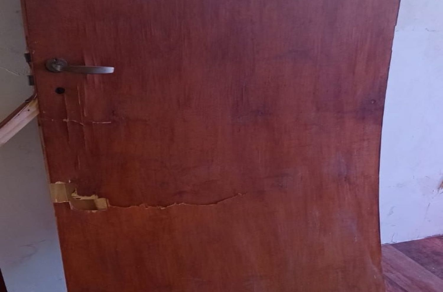 Rompió la puerta de su ex pareja a patadas y la golpeó