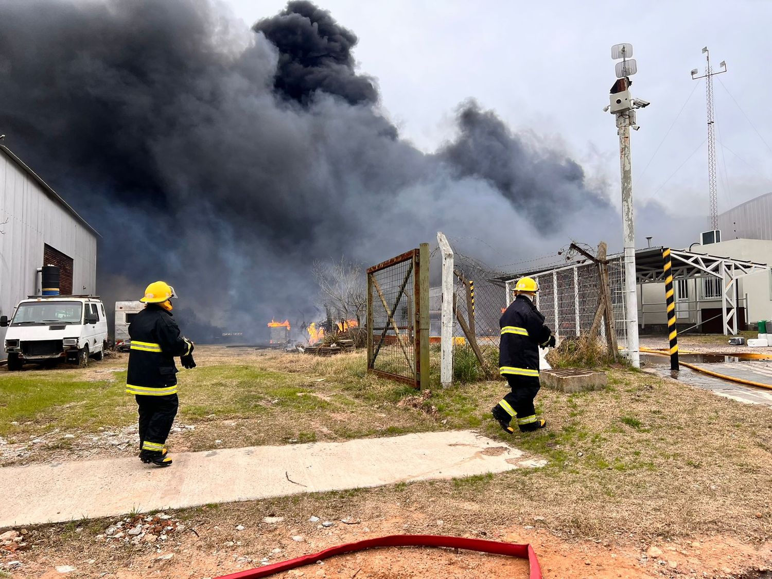 La fábrica del PIG volvió a tomar fuego y los Bomberos volvieron a trabajar hasta la madrugada