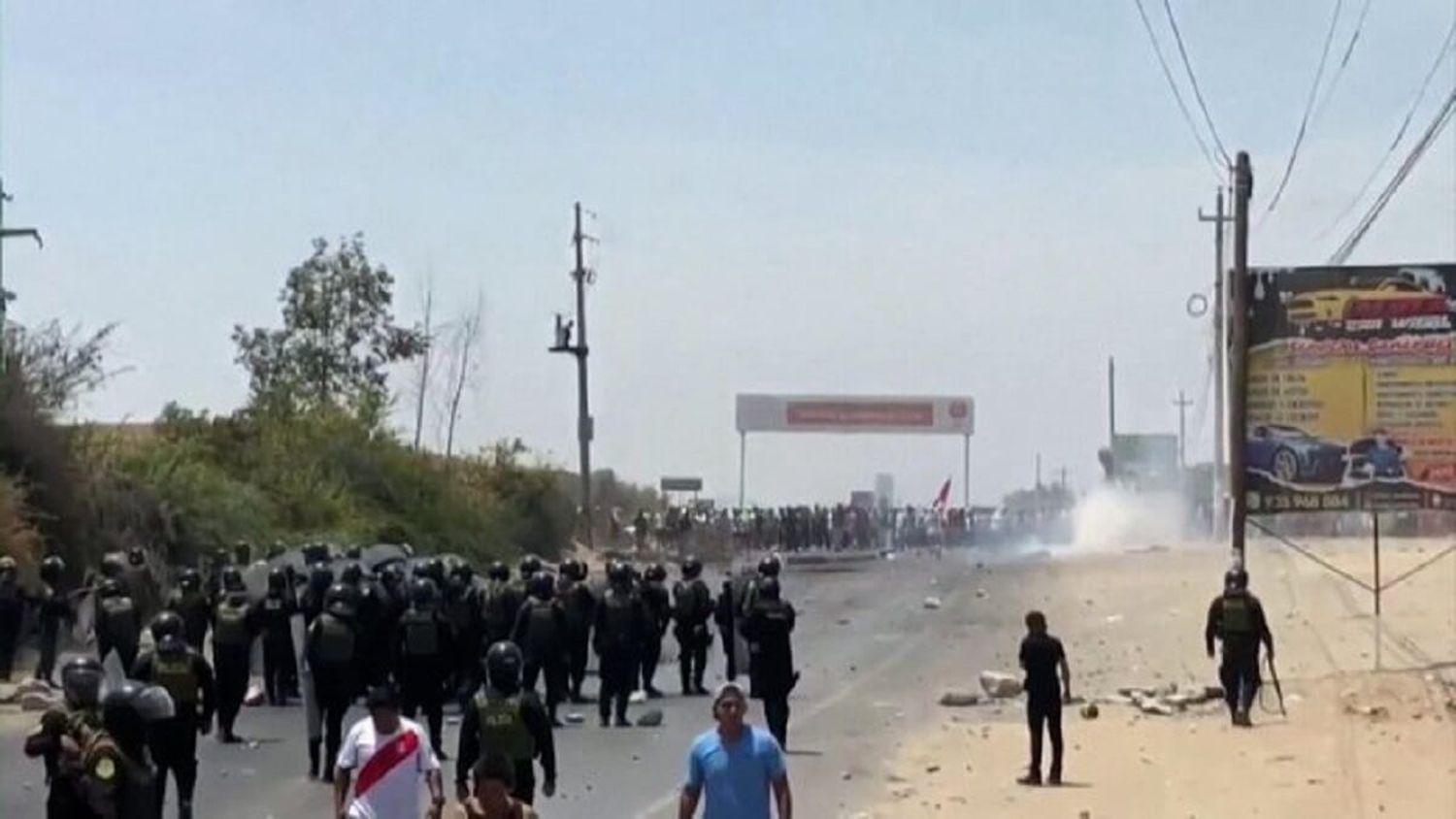 ESCASEZ Y BLOQUEOS empeoran la situación en Perú: las provincias pobres sufren consecuencias