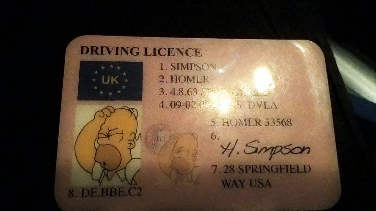 Le incautaron el auto por exhibir una licencia a nombre de Homero Simpson