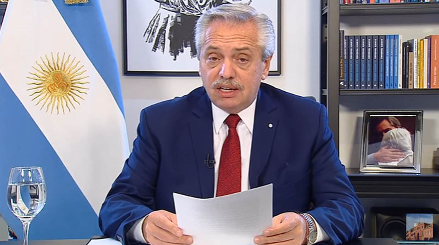 El Presidente expresó que "la paz social ha sido alterada" y decretó para hoy feriado nacional