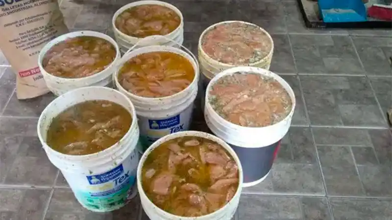 Clausuraron una carnicería que guardaba milanesas de pollo en baldes de pintura