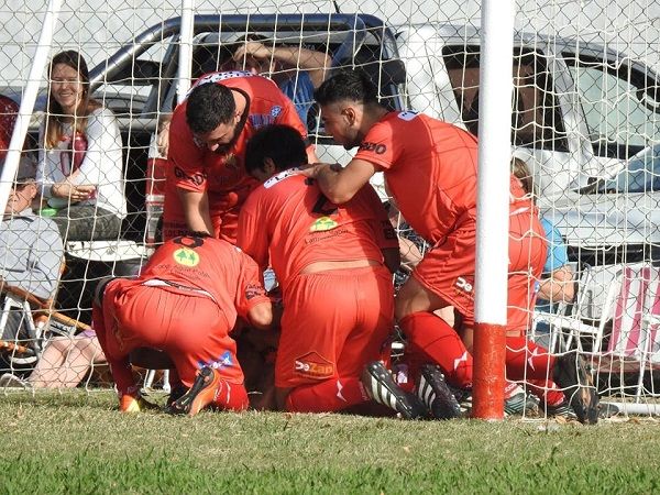 Central Larroque no dejó dudas y goleó a un desconocido Deportivo