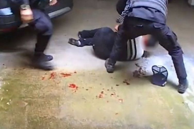 Con una Taser, la policía evitó una tragedia en Rosario: salvó la vida de un hombre que estaba siendo atacado