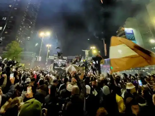 La caravana que acompañó a los jugadores hasta el estadio.