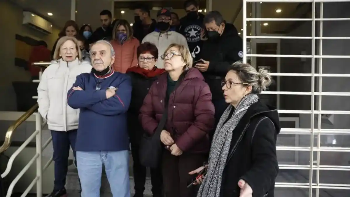 Varados, sin hotel y sin respuestas: así quedaron 100 pasajeros venezolanos en Argentina