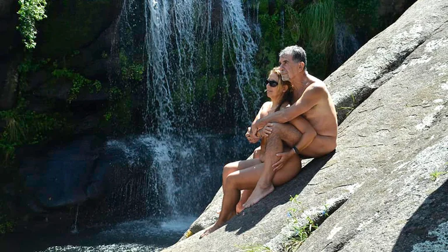 Son una pareja nudista y promueven el turismo al desnudo en su campo de 1200 hectáreas: las preguntas que todos les hacen
