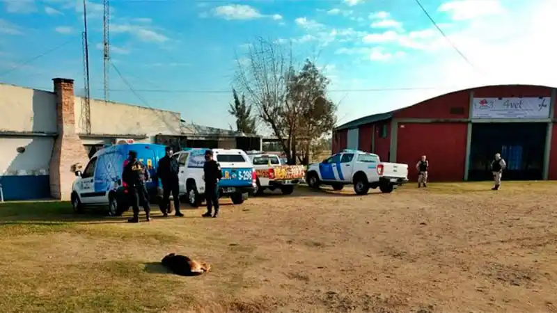 Armas, municiones y más de 20 celulares: qué les secuestraron a los 3 policías detenidos