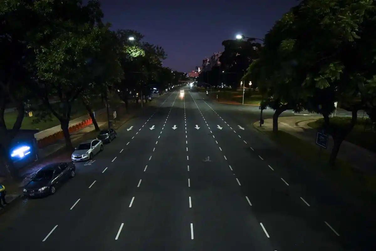 Las razones del toque de queda: ¿Una medida oportuna o una decisión equivocada?