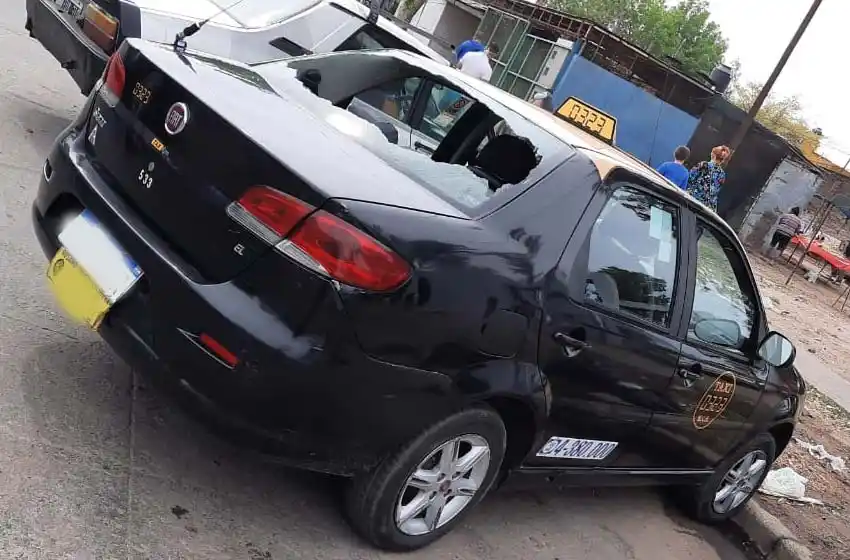 Ladrones armados intentaron asaltar a un taxista y le reventaron el vidrio trasero cuando escapó