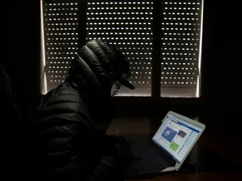 Usó Inteligencia Artificial para crear fotos pornográficas de sus compañeras y ahora va a juicio