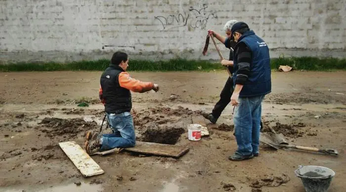 Bahía Blanca: Se cansaron de esperar a ABSA y repararon un caño ellos mismos 
