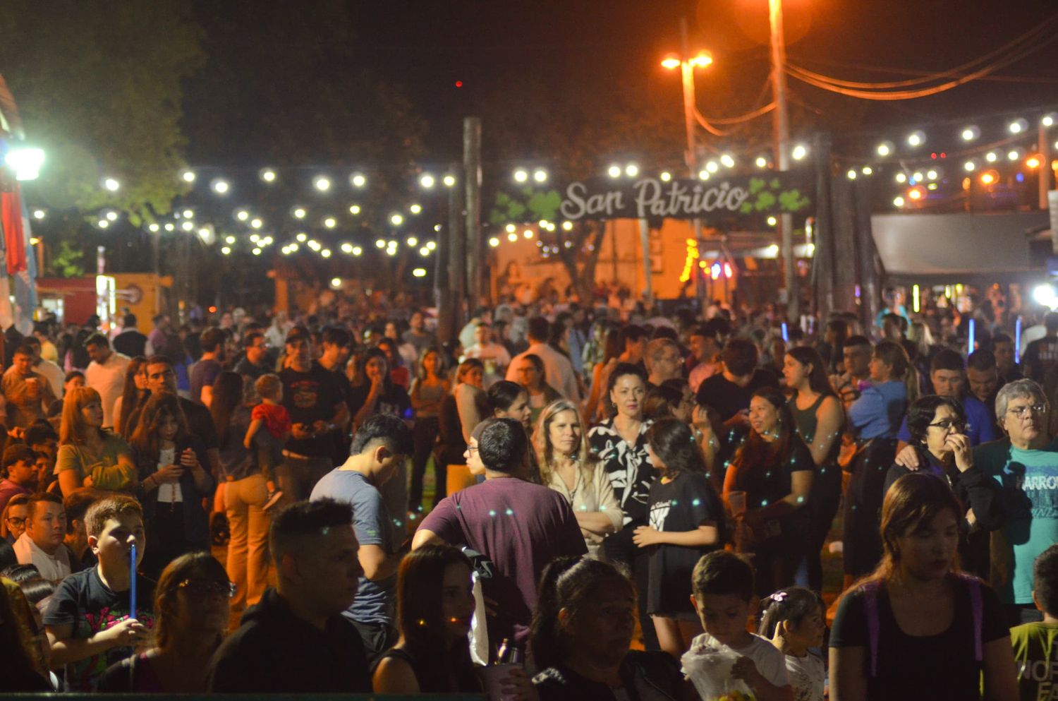 Una gran concurrencia disfrutó de la primera noche del Oktoberfest