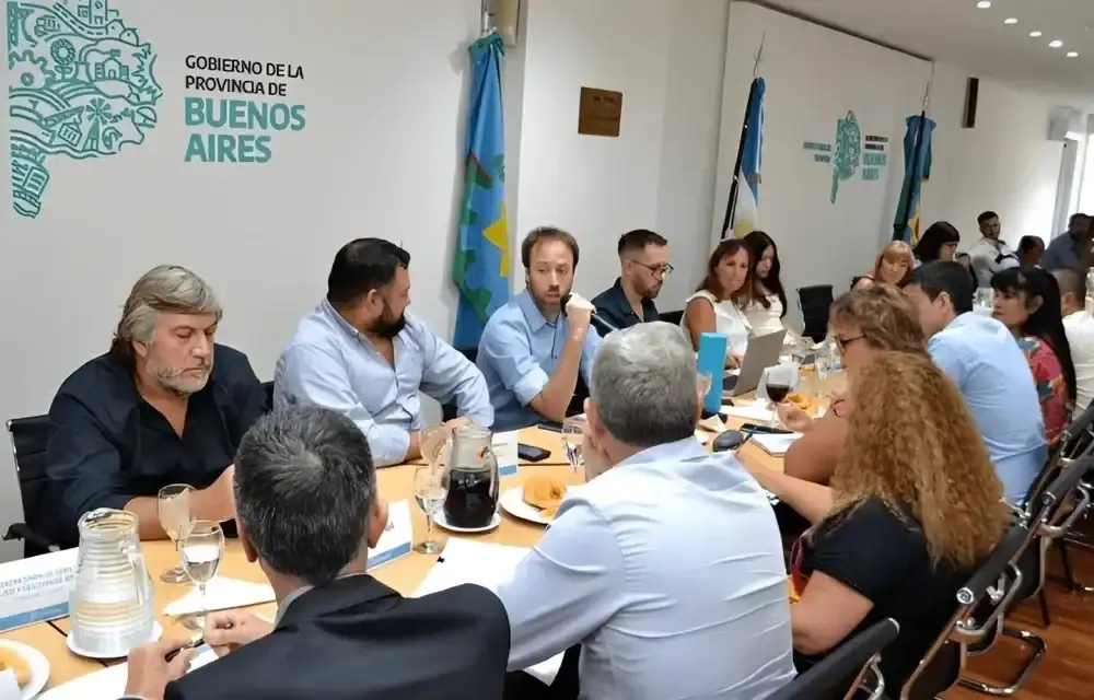 El ministro de Economía, Pablo López, en una reunión de paritarias con los gremios estatales.