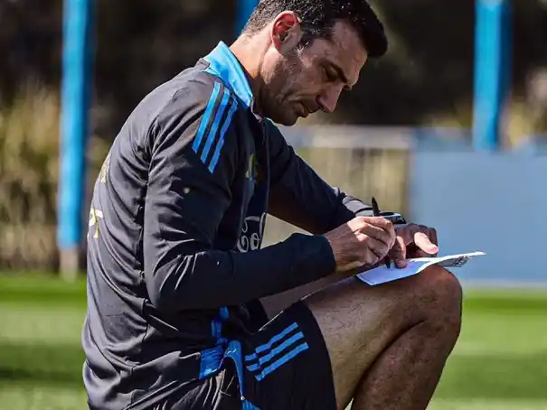 Scaloni entregará el viernes 29 la lista de 26 jugadores que irán al Mundial ,esperando la evolución d elos lesionados.