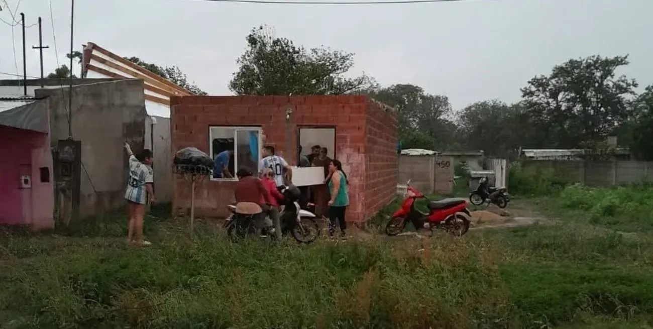 Las fuertes ráfagas de viento anegaron provocaron voladuras de techos.