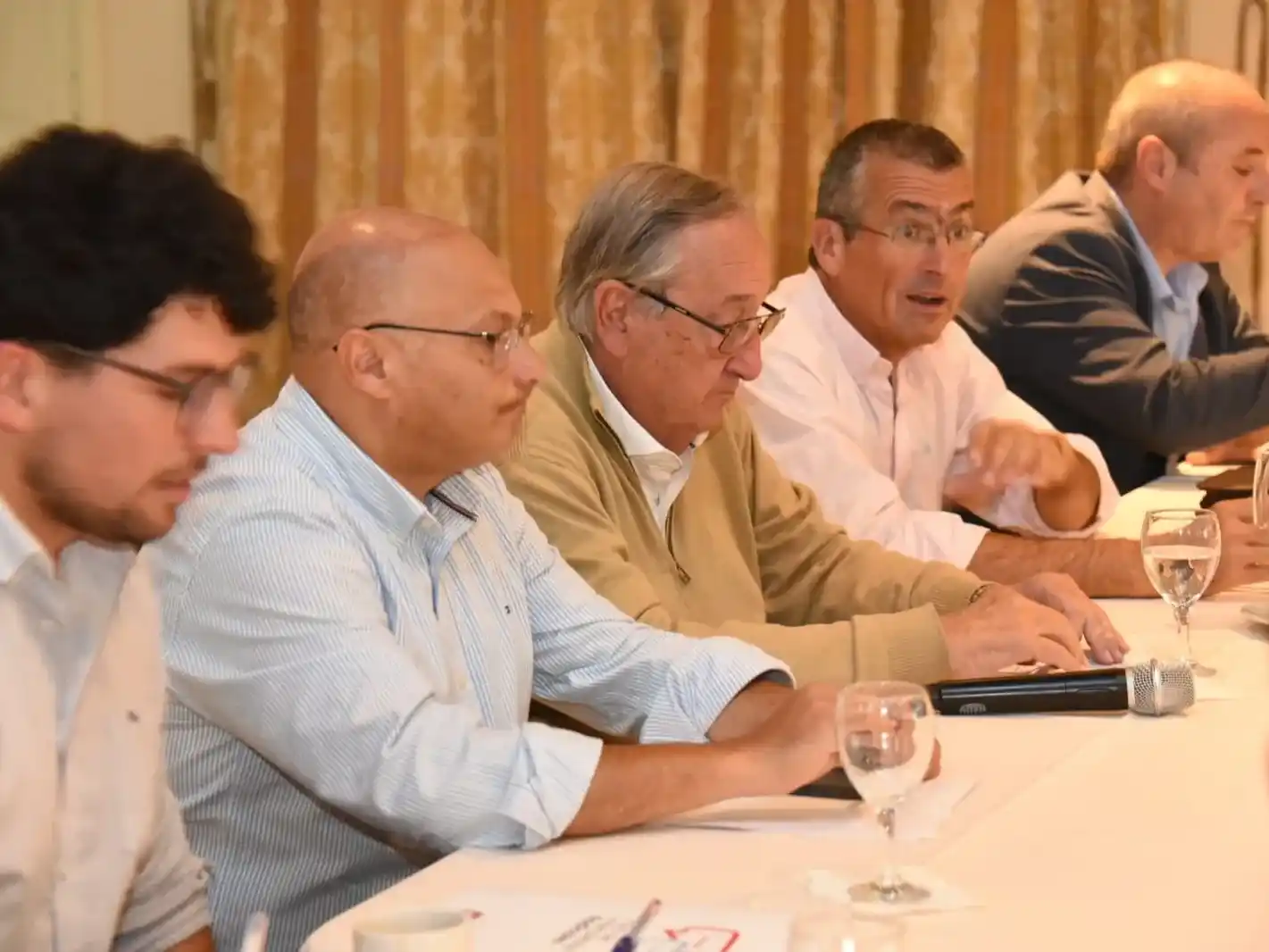 Maximiliano Suescun, presidente del Foro, a la izquierda de Miguel Lunghi.