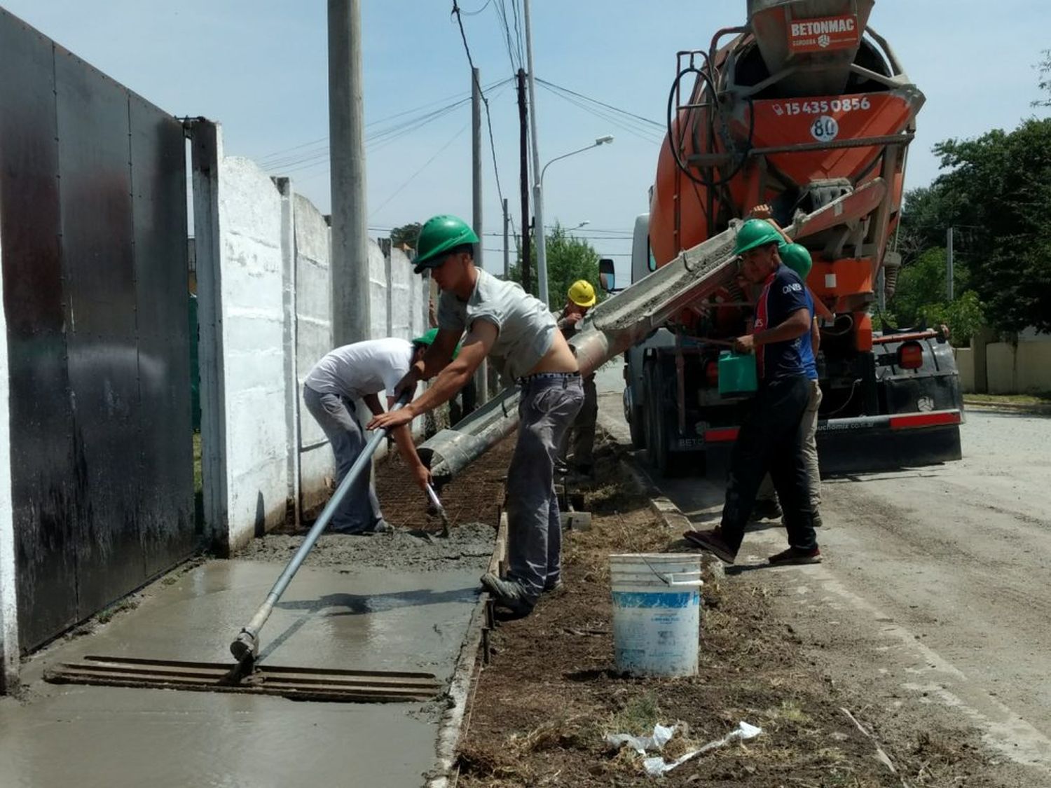 Construyen veredas en el  barrio Parque La Movediza