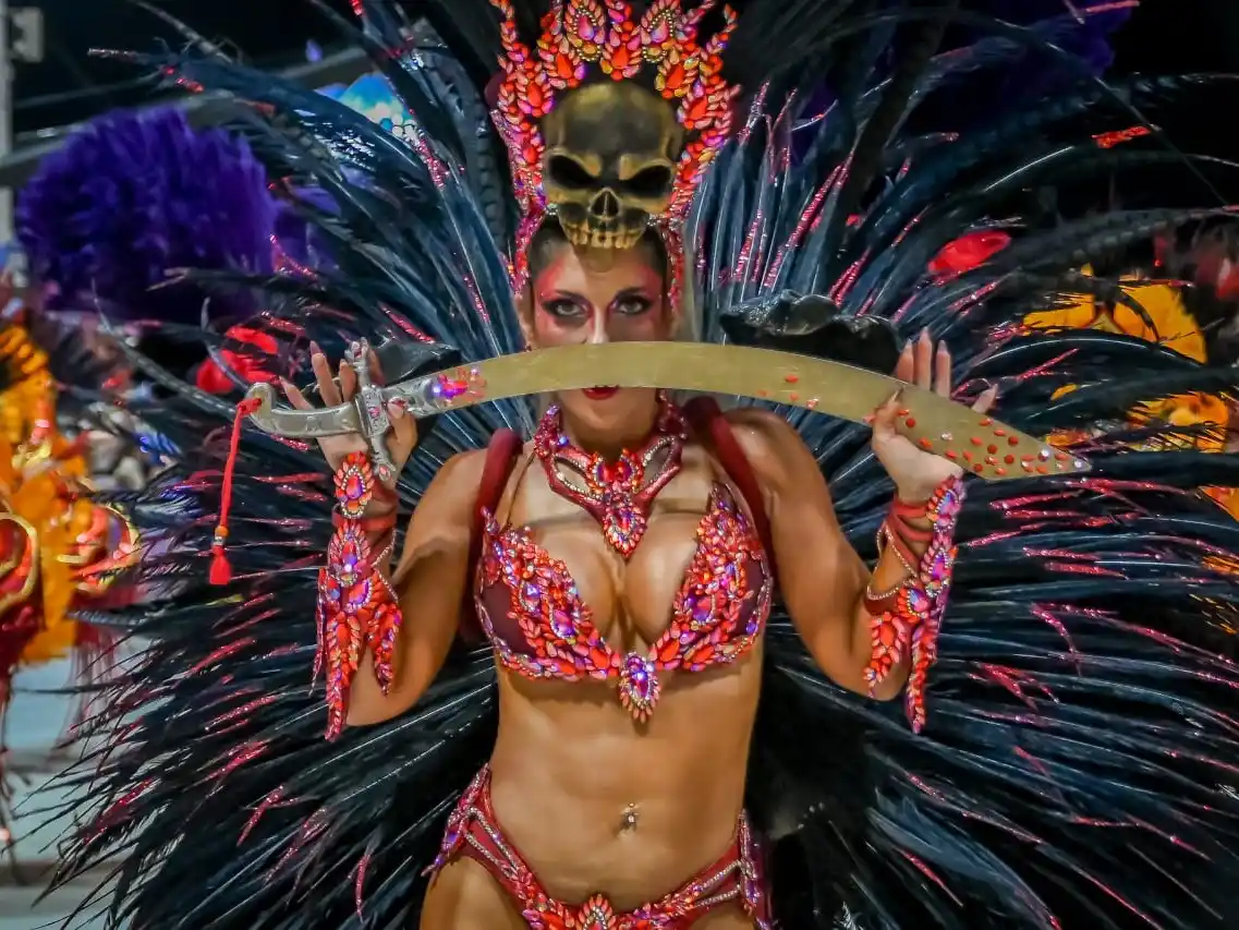 Las comparsas saldrán a la pasarela por última vez esta noche y cerrarán la edición 2026: cómo desfilarán