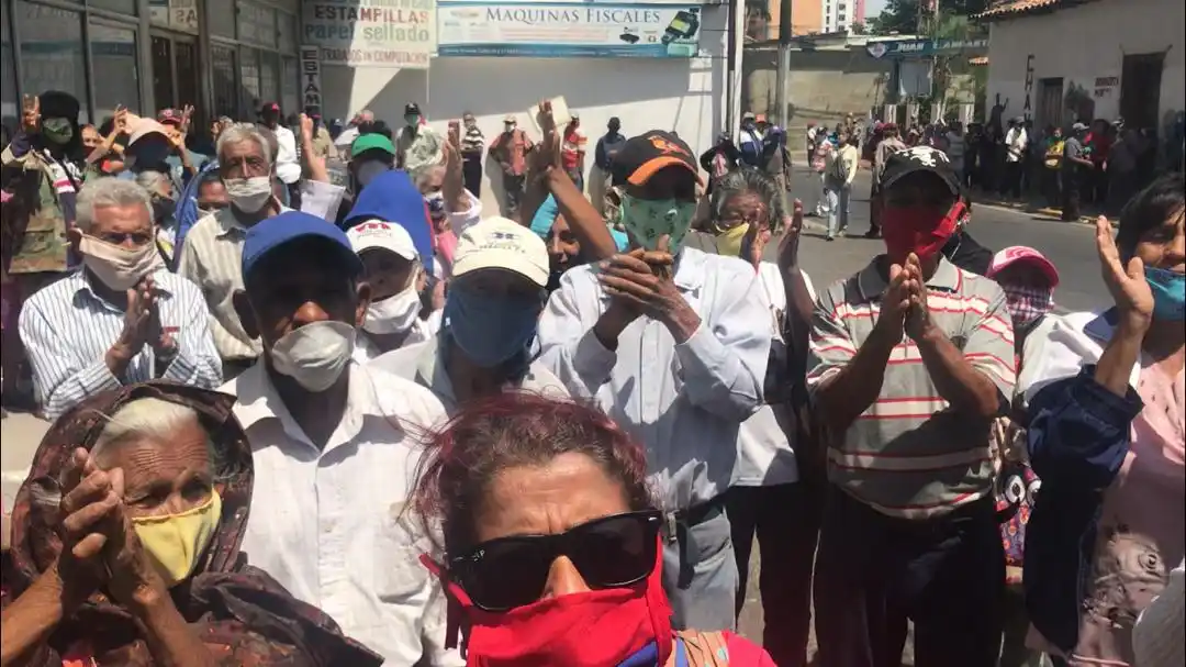 Clientes pasan penurias en entidades bancarias de Venezuela